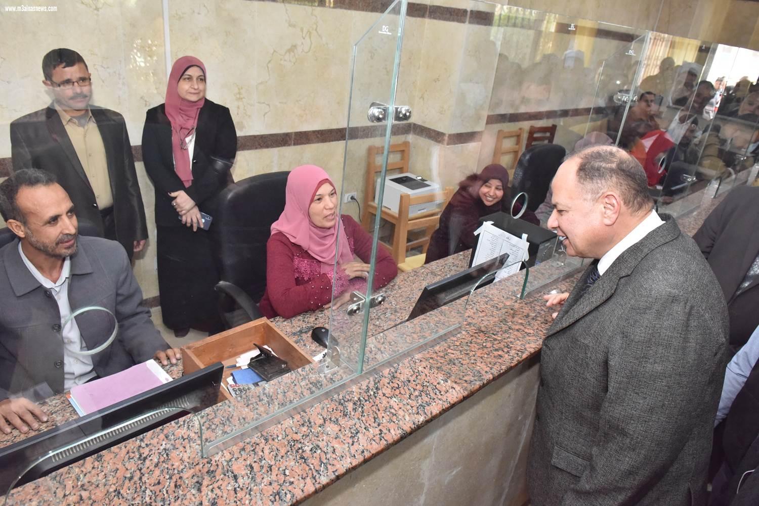 محافظ أسيوط يفاجىء العاملين بإحدى المدارس ويحيل جميع العاملين بها إلى النيابة الادارية